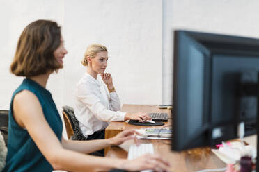 Unternehmerinnen bei der Arbeit am Computer im Büro - DIGF15480