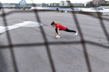 Sportlerin beim Training auf der Promenade - ASGF00326