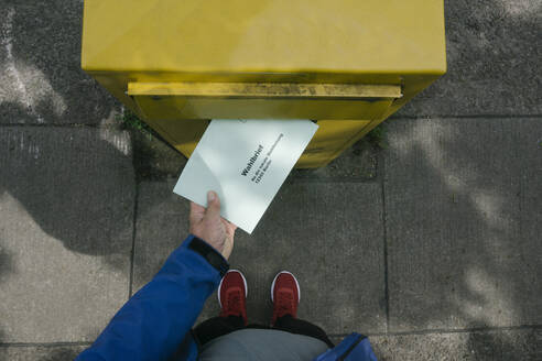 Mann wirft Briefwahlunterlagen in den Briefkasten - MMFF01316