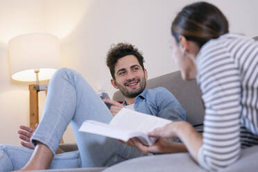 Paar schaut sich im Wohnzimmer zu Hause an - EIF01104