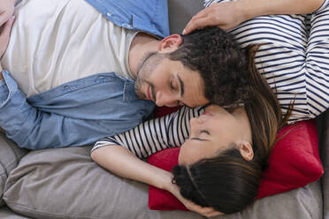 Freund und Freundin schlafen zusammen auf dem Sofa zu Hause - EIF01117