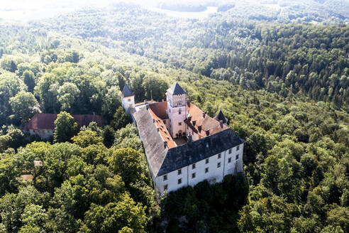 Deutschland, Bayern, Heiligenstadt in Oberfranken, Blick aus dem Hubschrauber auf Schloss Greifenstein und den umliegenden Wald im Sommer - AMF09190