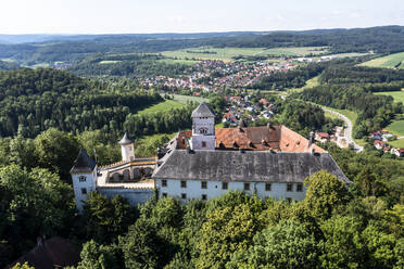Deutschland, Bayern, Heiligenstadt in Oberfranken, Blick aus dem Hubschrauber auf Schloss Greifenstein im Sommer - AMF09191