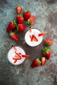 Frische Erdbeeren und zwei Gläser Erdbeer-Smoothie - GIOF12720