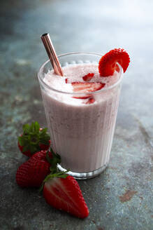 Frische Erdbeeren und ein Glas Erdbeer-Smoothie - GIOF12722