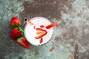 Frische Erdbeeren und ein Glas Erdbeer-Smoothie - GIOF12723
