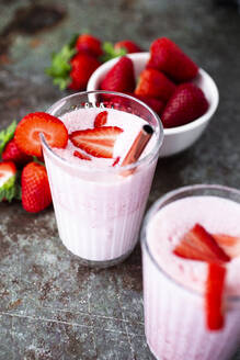 Frische Erdbeeren und zwei Gläser Erdbeer-Smoothie - GIOF12725