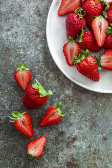 Teller mit frischen, reifen Erdbeeren - GIOF12731