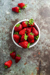 Schale mit frischen, reifen Erdbeeren - GIOF12733