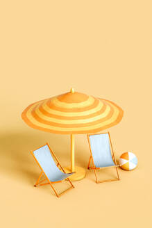 Studioaufnahme von Sonnenschirm, zwei leeren Liegestühlen und Strandball - GCAF00126