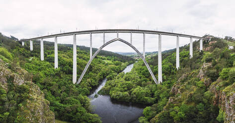 Spanien, Provinz A Coruna, Vedra, Panoramablick auf die Gundian-Brücke, die sich über den Fluss Ulla wölbt - RSGF00709