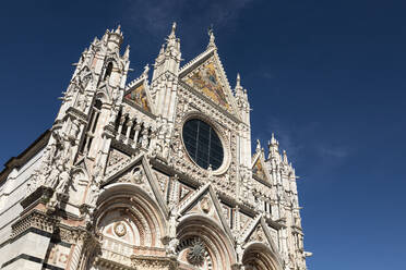 Italy, Province of Siena, Siena, Ornate facade of Siena Cathedral - FCF01968
