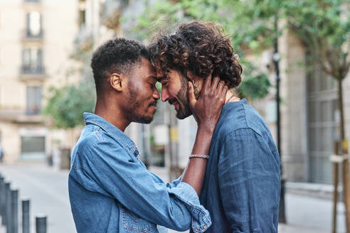 Affectionate gay man and boyfriend with eyes closed - AGOF00142