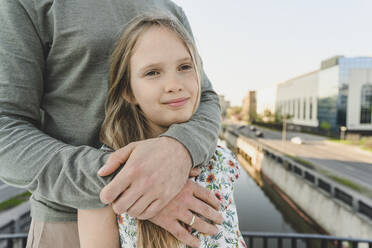 Vater umarmt süße Tochter - EYAF01617