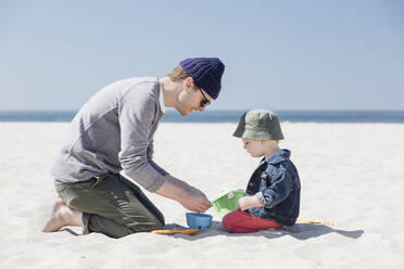 Vater spielt mit Sohn am Strand - ACTF00045