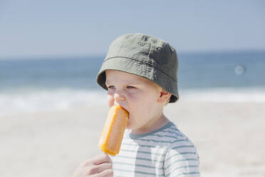 Vater füttert seinen süßen Sohn am Strand mit Eiscreme - ACTF00061