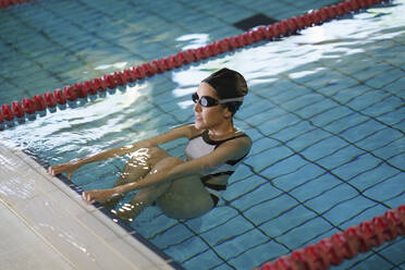 Weibliche Athletin beim Rückenschwimmen im Schwimmbad - JSMF02253