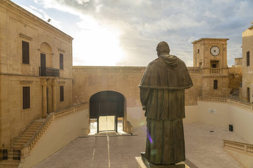 Sonnenlicht auf der Statue in der Kathedrale von Mariä Himmelfahrt Gozo, Malta - TAMF03055