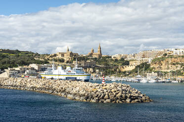 Blick auf den Hafen der Stadt an einem sonnigen Tag Gozo, Malta - TAMF03056