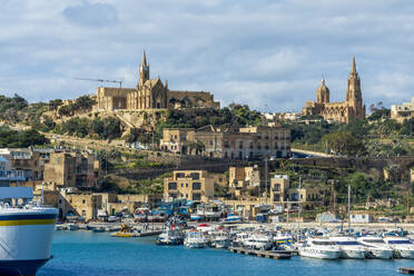 Yachten im Meer bei der Pfarrkirche von Ghajnsielem in der Stadt an einem sonnigen Tag Gozo, Malta - TAMF03057