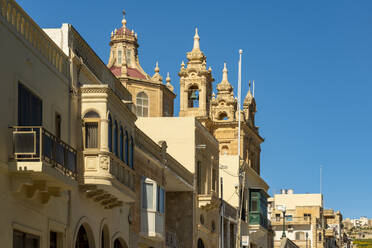 Glockenturm in der Altstadt an einem sonnigen Tag Gozo, Malta - TAMF03059