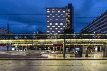 Österreich, Land Salzburg, Salzburg, Leerer Salzburger Hauptbahnhof bei Nacht - TAMF03062