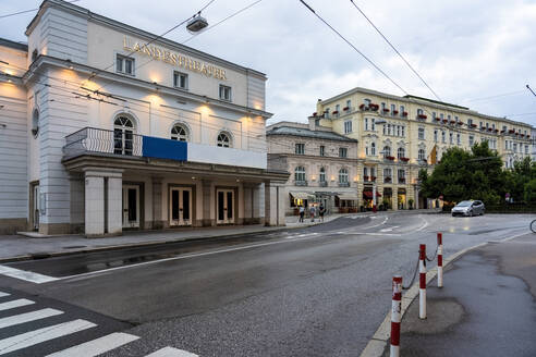 Österreich, Land Salzburg, Salzburg, Leere Straße vor dem Salzburger Landestheater - TAMF03064