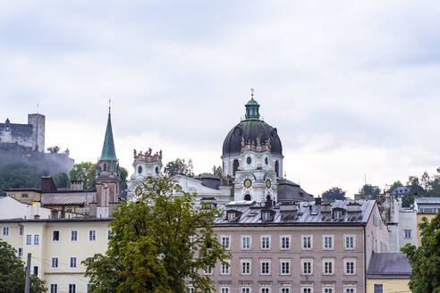 Österreich, Bundesland Salzburg, Salzburg, Historische Altstadt mit römisch-katholischer Kirche Heilige Dreifaltigkeit im Hintergrund - TAMF03066