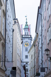Österreich, Land Salzburg, Salzburg, Getreidegasse mit Uhrenturm des Alten Rathauses im Hintergrund - TAMF03070