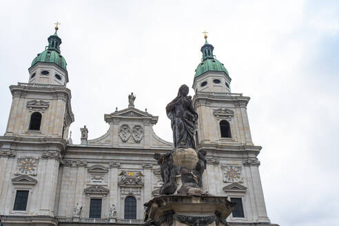 Österreich, Land Salzburg, Salzburg, Marienstatue vor dem Salzburger Dom - TAMF03072