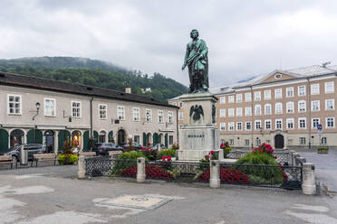 Österreich, Land Salzburg, Salzburg, Statue von Wolfgang Amadeus Mozart - TAMF03074