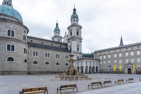Österreich, Land Salzburg, Salzburg, Leerer Residenzplatz mit Residenzgalerie und Salzburger Dom im Hintergrund - TAMF03075