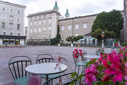 Österreich, Land Salzburg, Salzburg, Leere Tische am Alten Markt - TAMF03076