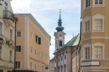 Österreich, Bundesland Salzburg, Salzburg, Wohngebäude vor der Kirche St. Sebastian - TAMF03079