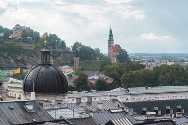 Österreich, Land Salzburg, Salzburg, Historische Altstadt mit Kuppel der römisch-katholischen Kirche Heilige Dreifaltigkeit im Vordergrund - TAMF03080