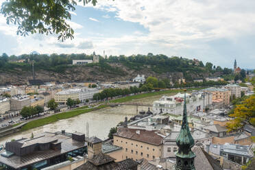 Österreich, Bundesland Salzburg, Salzburg, Fluss Salzach und umliegende Stadtgebäude - TAMF03083