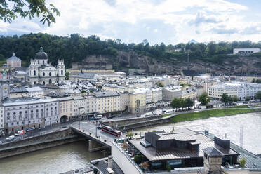 Österreich, Bundesland Salzburg, Salzburg, Fluss Salzach und umliegende Stadtgebäude - TAMF03084