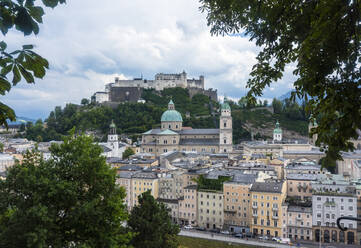 Österreich, Land Salzburg, Salzburg, Historische Altstadt mit Salzburger Dom und Festung Hohensalzburg im Hintergrund - TAMF03085