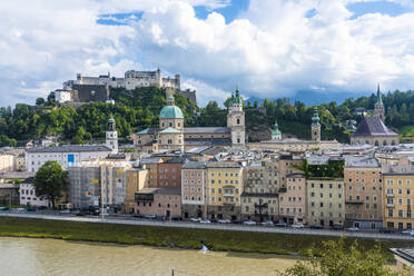 Österreich, Land Salzburg, Salzburg, Historische Altstadt mit Salzburger Dom und Festung Hohensalzburg im Hintergrund - TAMF03086