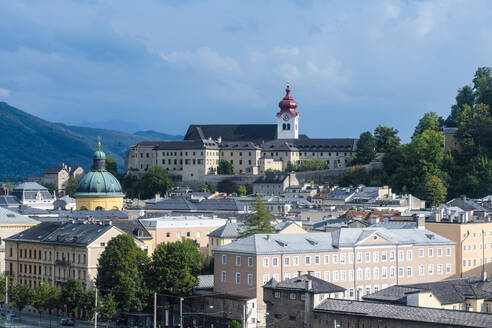 Österreich, Land Salzburg, Salzburg, Historische Altstadt mit Kuppel der Kajetanerkirche und Kloster Nonnberg im Hintergrund - TAMF03087