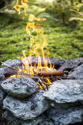 Würstchen grillen auf dem Steinlagerfeuer - HHF05622