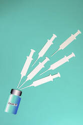 2D-Papierausschnitte von leeren Spritzen und Impfstoffflaschen - AWDF00763