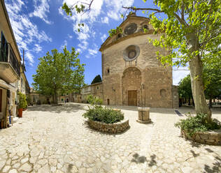 Spanien, Mallorca, Valldemossa, Innenhof der Kartause von Valldemossa an einem sonnigen Sommertag - AMF09199