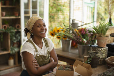 Porträt glückliche Blumenhändlerin bei der Arbeit im Geschäft - CAIF30515