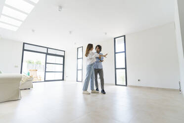Ein erwachsenes Paar diskutiert beim Umzug in eine neue Wohnung - JSMF02286