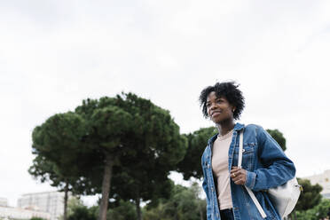 Afro-Frau mit Rucksack zu Fuß in der Stadt - XLGF01991