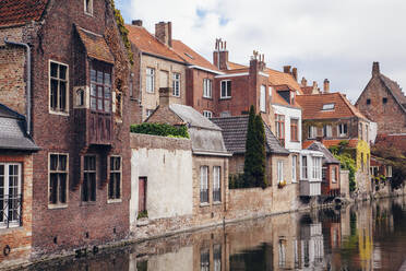 Belgien, Westflandern, Brügge, Alte Stadthäuser entlang des Stadtkanals - ANHF00214