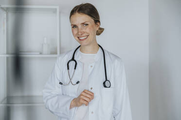 Weiblicher Arzt mit Stethoskop lächelnd - MFF07965