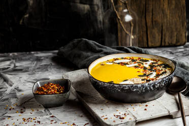 Schale mit verzehrfertiger Kürbissuppe mit Kokosnussmilch - SBDF04477