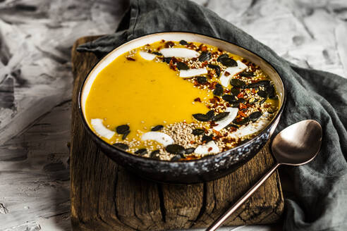 Schale mit verzehrfertiger Kürbissuppe mit Kokosnussmilch - SBDF04478